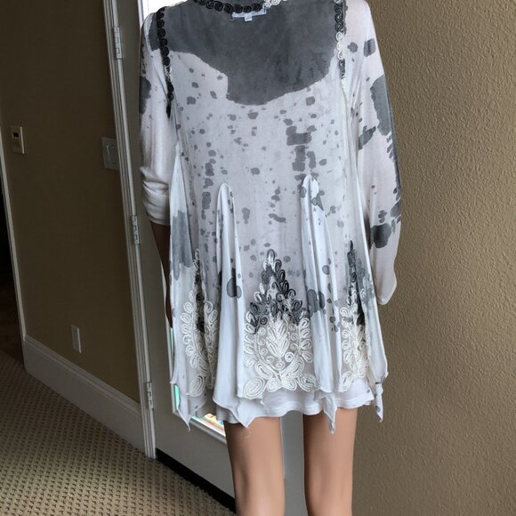 Beautiful top with sheer overlay - Picture 5 of 9